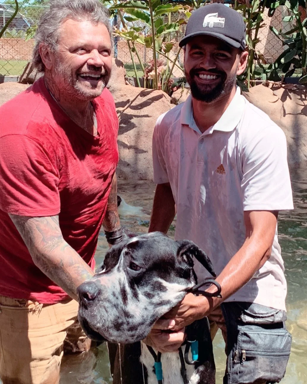 Victor com Richard Rasmussen e um dogue alemão na Puppyville